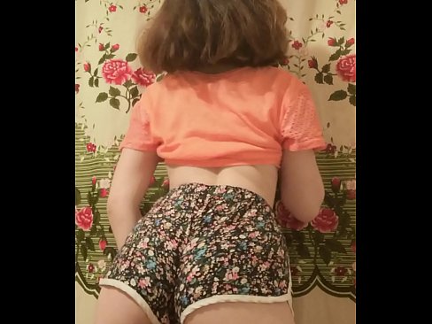 ❤️ Tânără sexy care se dezbracă de pantaloni scurți în fața camerei de filmat ️❌   at ro.shufflesex.ru